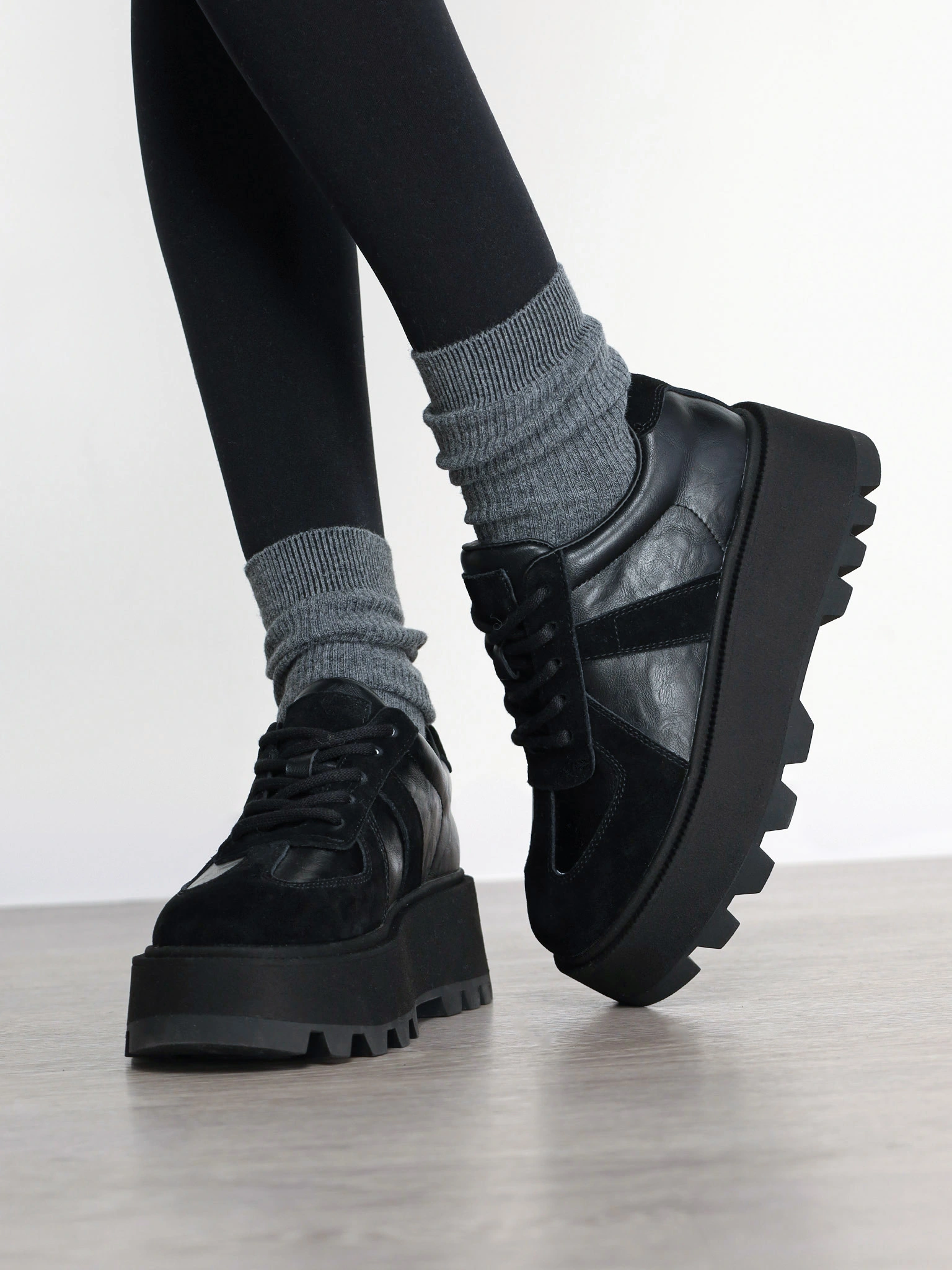 Кроссовки черного цвета на объемной подошве